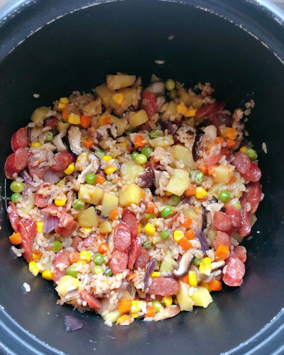一边想瘦一边泪流996做的电饭煲香肠焖饭