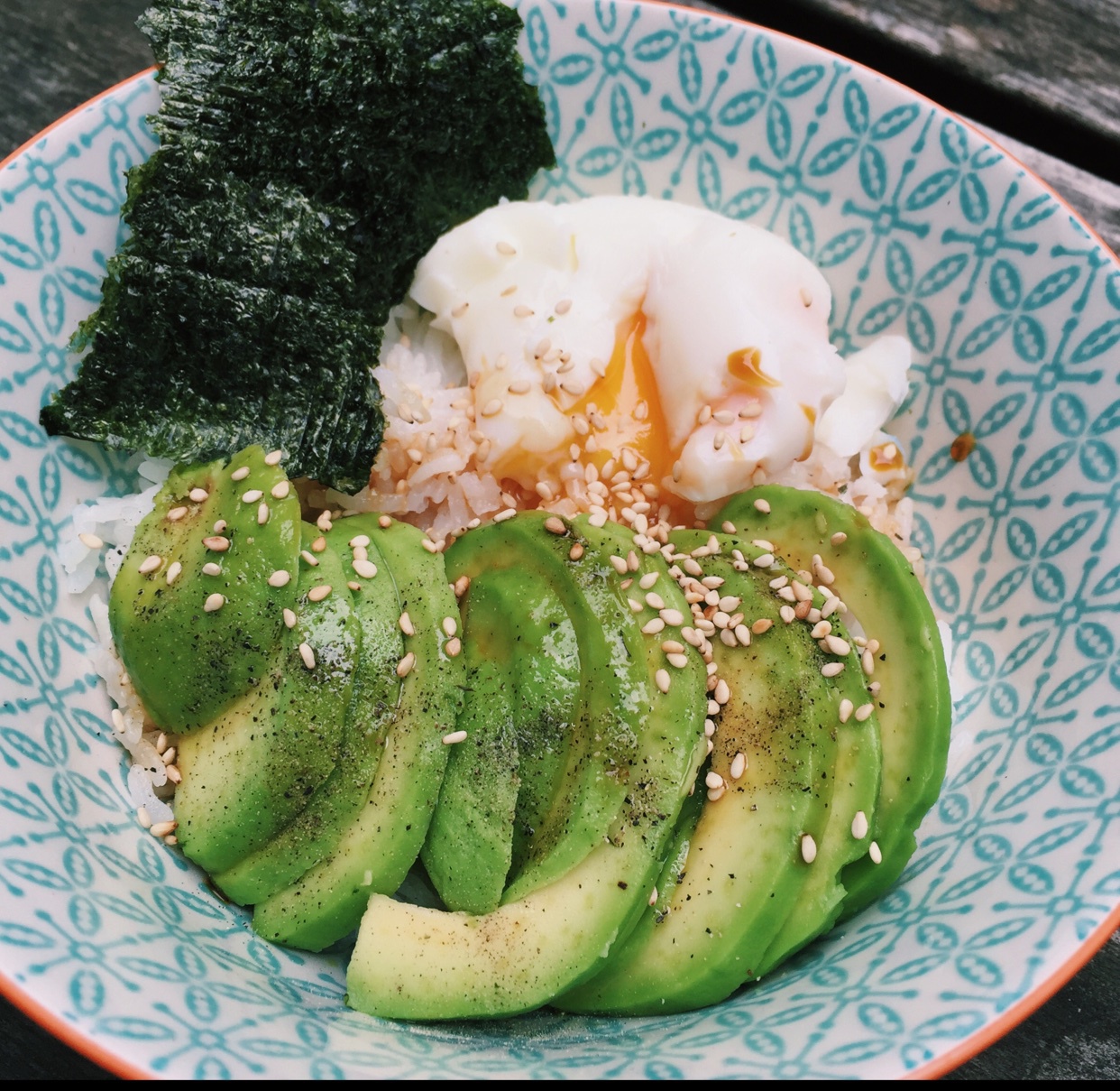 一人食牛油果溏心蛋拌饭