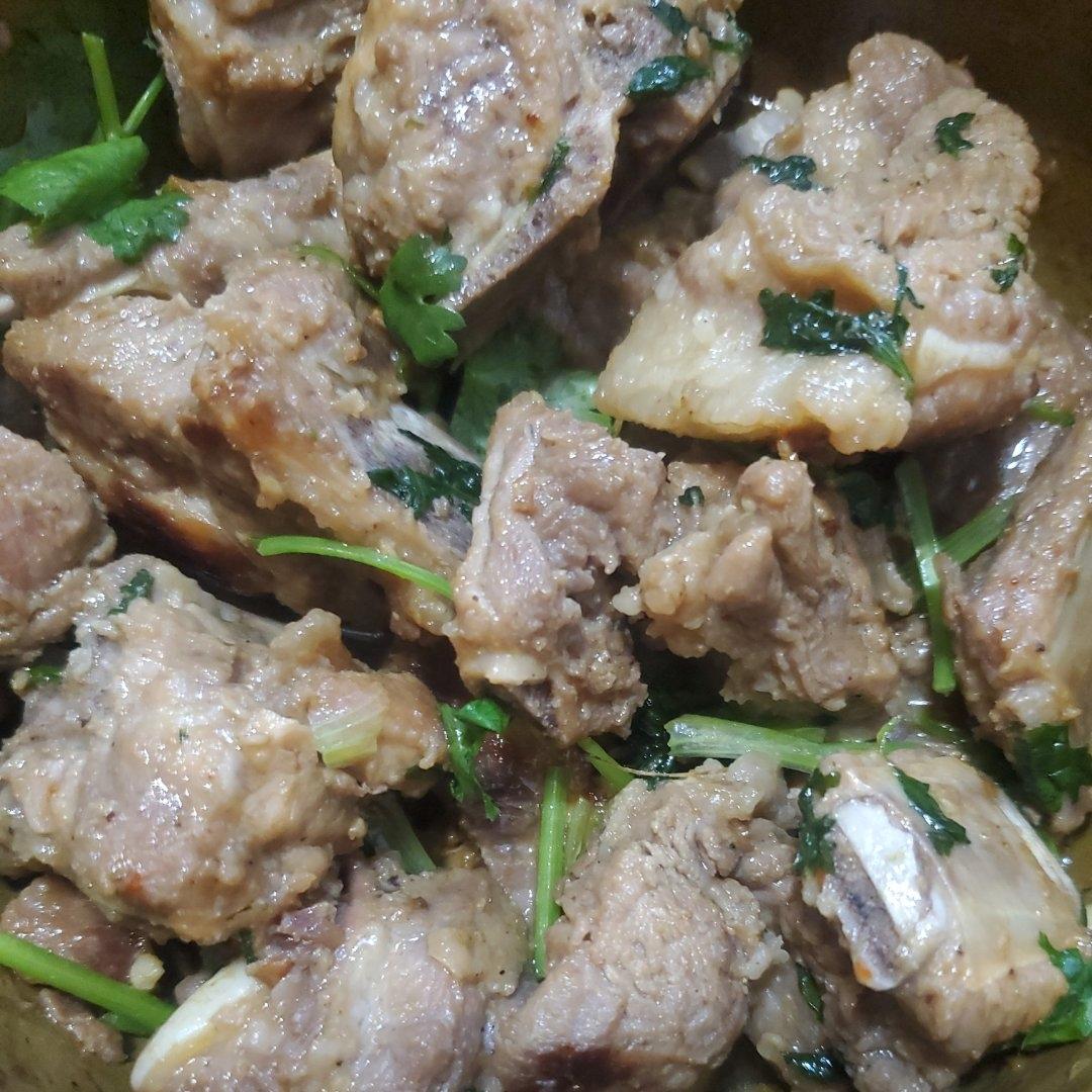 潮汕人的家常菜，蒜香排骨煲，蒜香浓郁好好吃，一上桌就抢光了