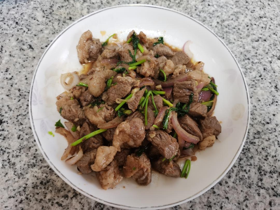 洋葱炒羊腿肉-用这个方法炒羊肉，无膻味还不柴，做出来的羊肉又鲜又嫩