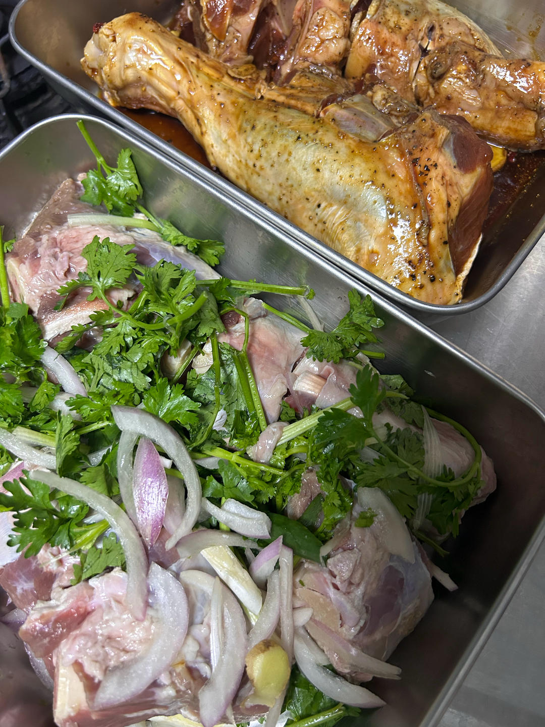 把整个大羊腿丢入烤箱，出锅真是太香了，20年的经验和配方，外焦里嫩