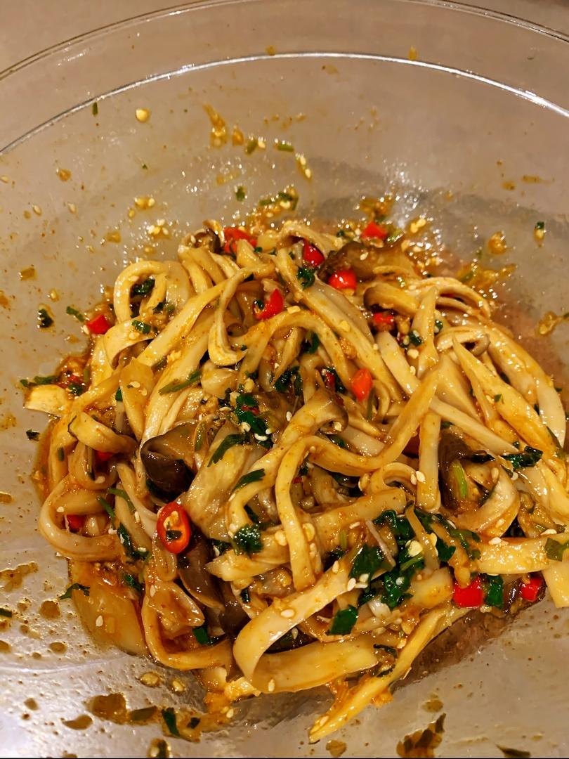 比肉还好吃的【手撕凉拌杏鲍菇】，上桌扫光光