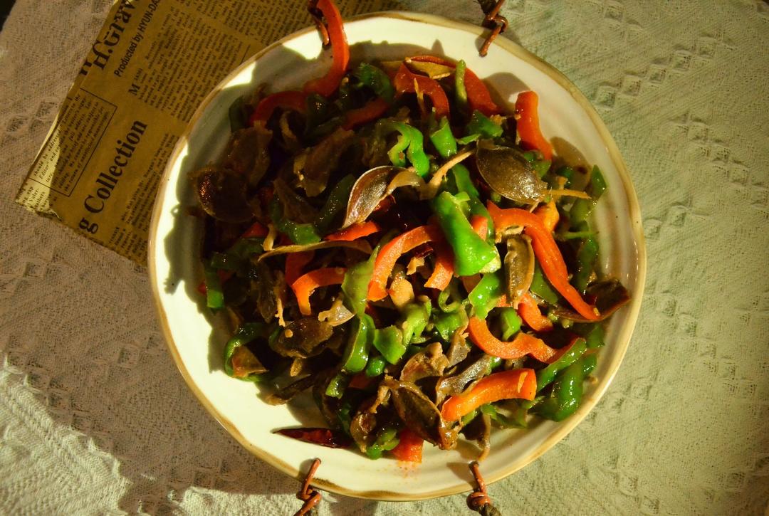 青椒2个干辣椒5个豆瓣酱1勺下饭菜|爆炒鸭胗的做法第一步当然是洗菜啦