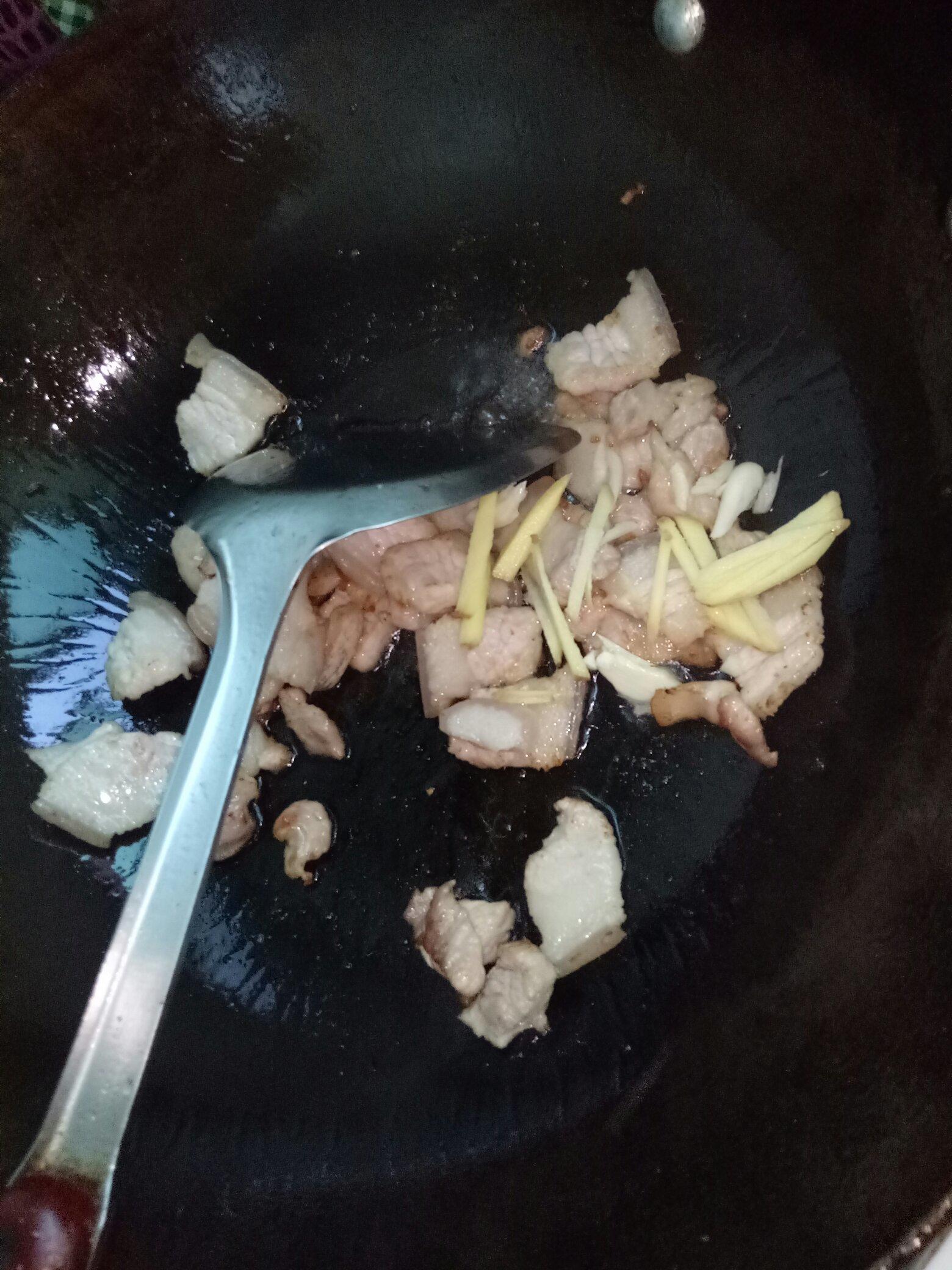 海鲜菇焖五花肉的做法 步骤1