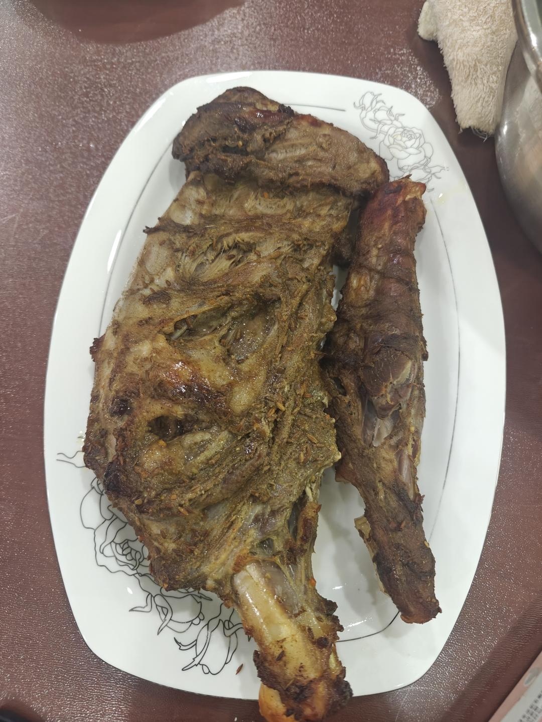 把一整个大羊腿丢入烤箱，出锅外焦里嫩还多汁，15年的经验和配方