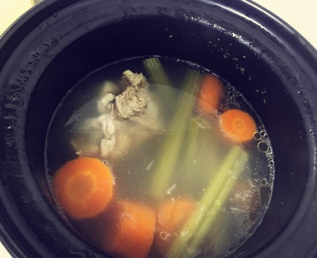 胡萝卜芹菜大骨汤的做法