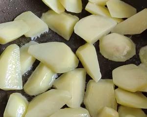 土豆炖鲍鱼（分享一个快速处理鲍鱼的方法）的做法 步骤3
