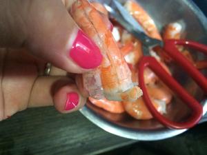 蒜苗炒红虾的做法 步骤3