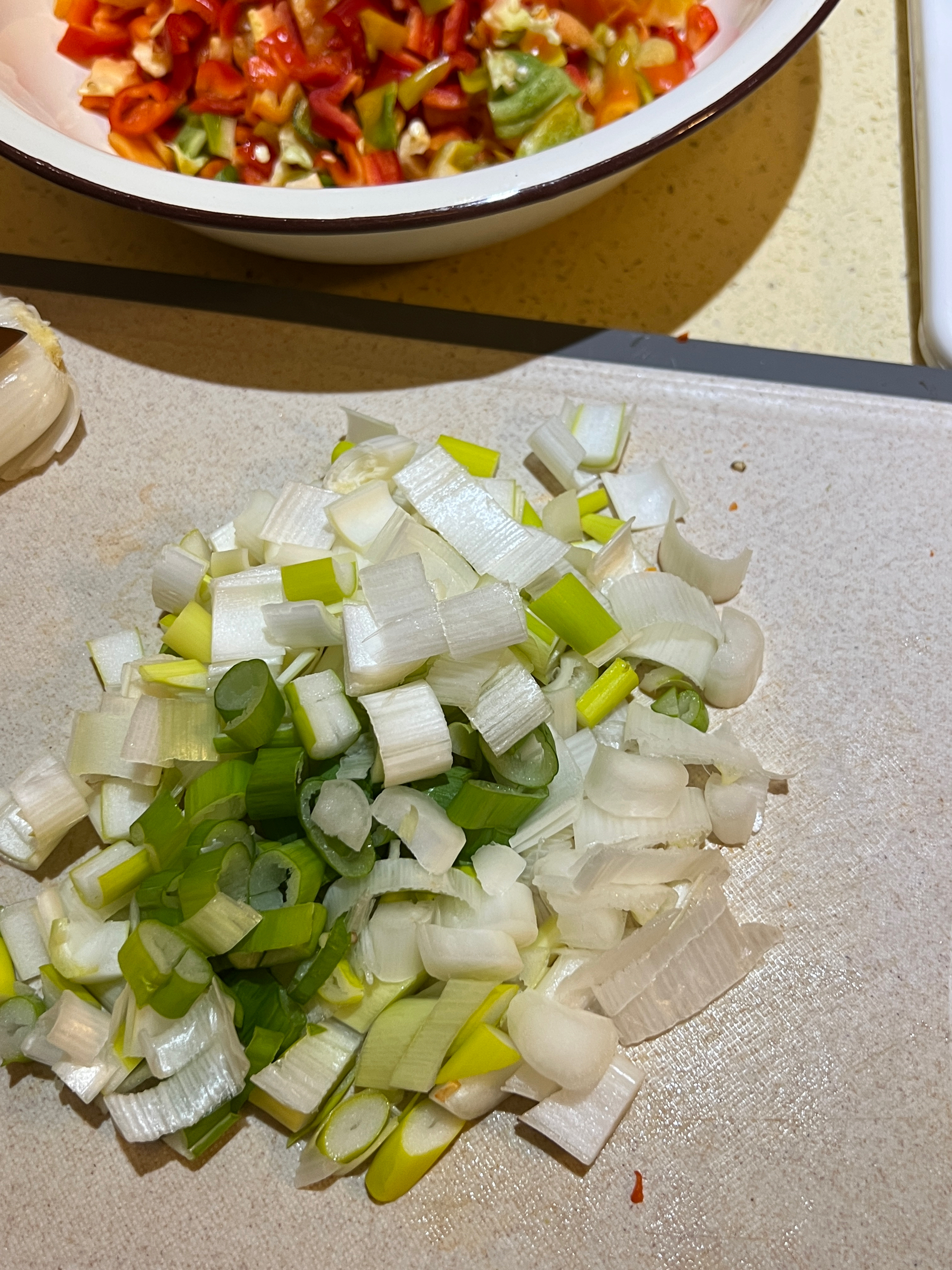 一红二白的大葱腌红椒的做法 步骤2