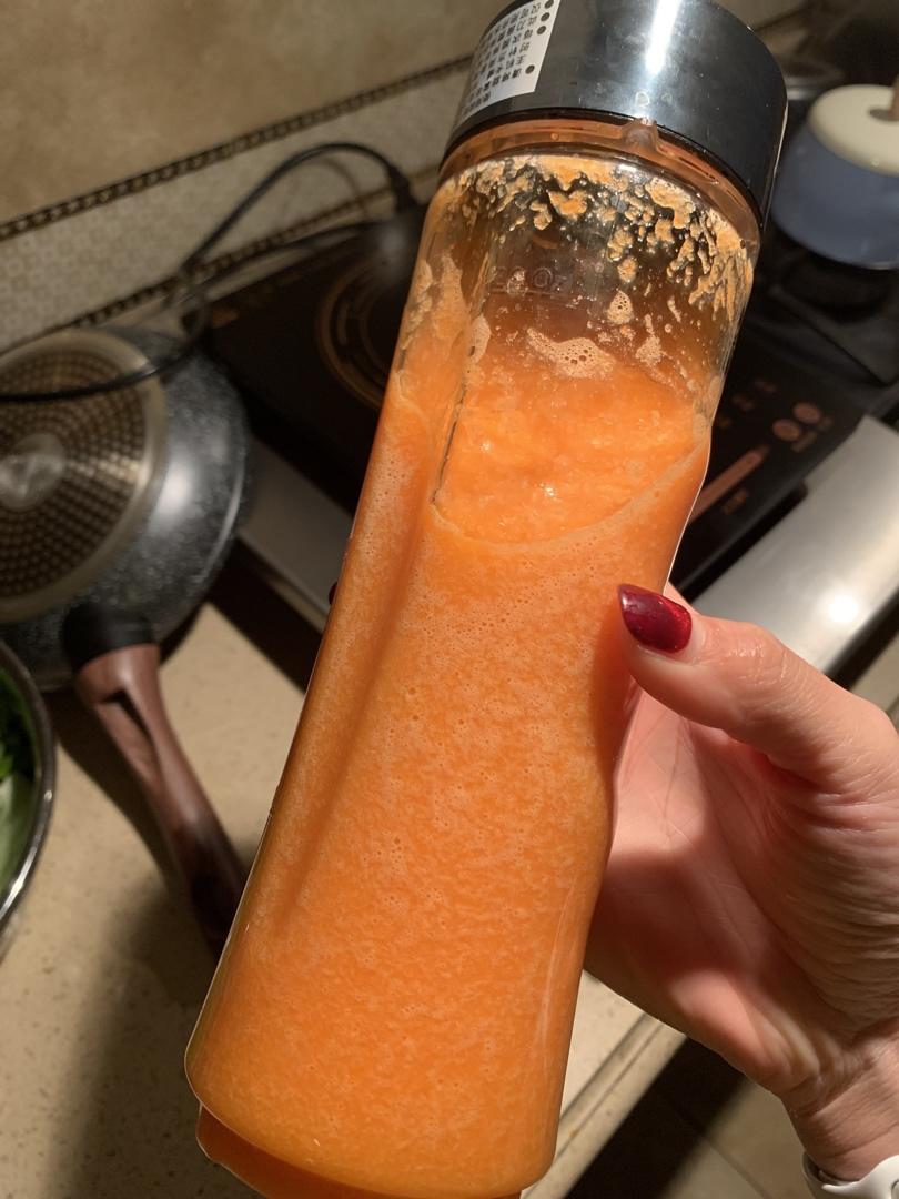 鲜榨橙子胡萝卜汁