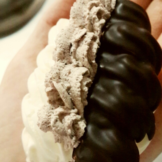 在人潮中拥抱你做的巧克力糖霜巧克力cupcake