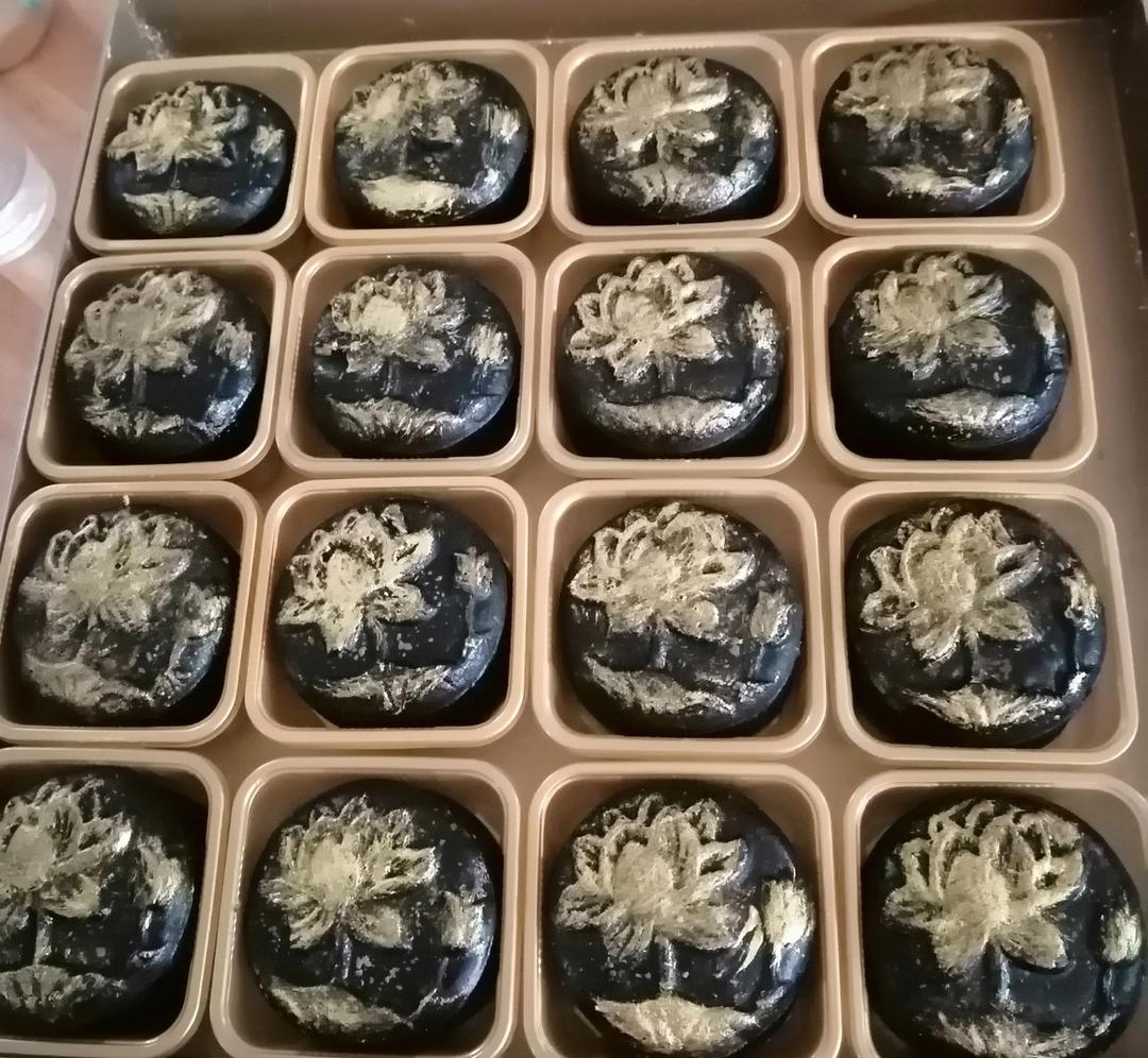 征服味蕾的高颜值广式黑金月饼