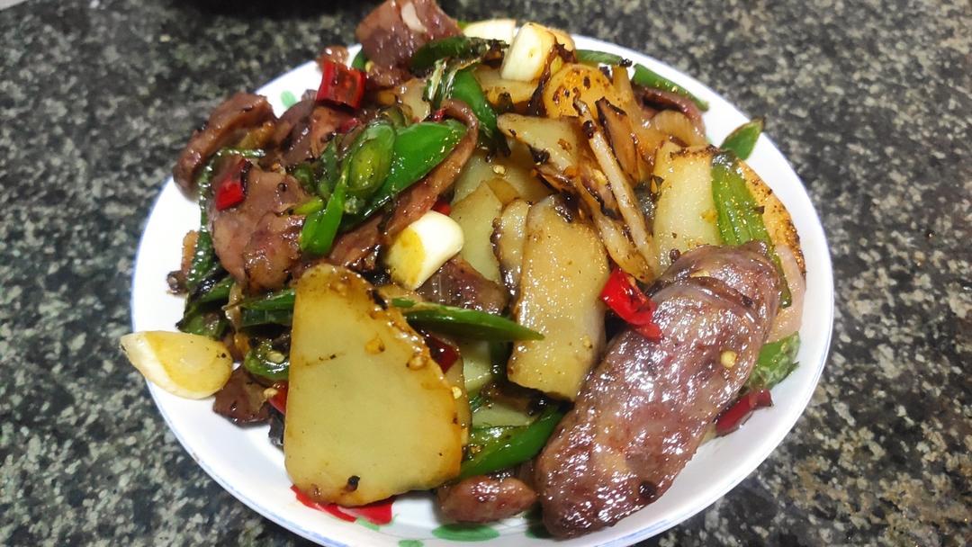 青椒土豆片炒腊肠