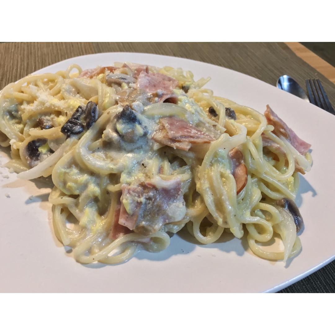 Carbonara奶汁火腿意大利面
