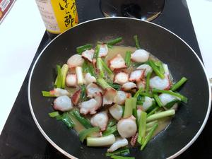 《昨日的美食》之奶油桔醋风味分葱炒章鱼的做法 步骤7