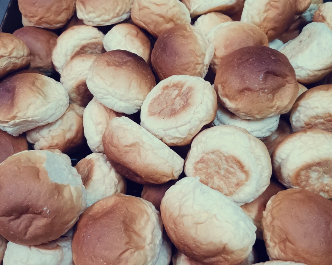 香酥面包片，面包做多了不易储存，做成面包片可以放一个月，通常3天就被消灭了的做法 步骤1