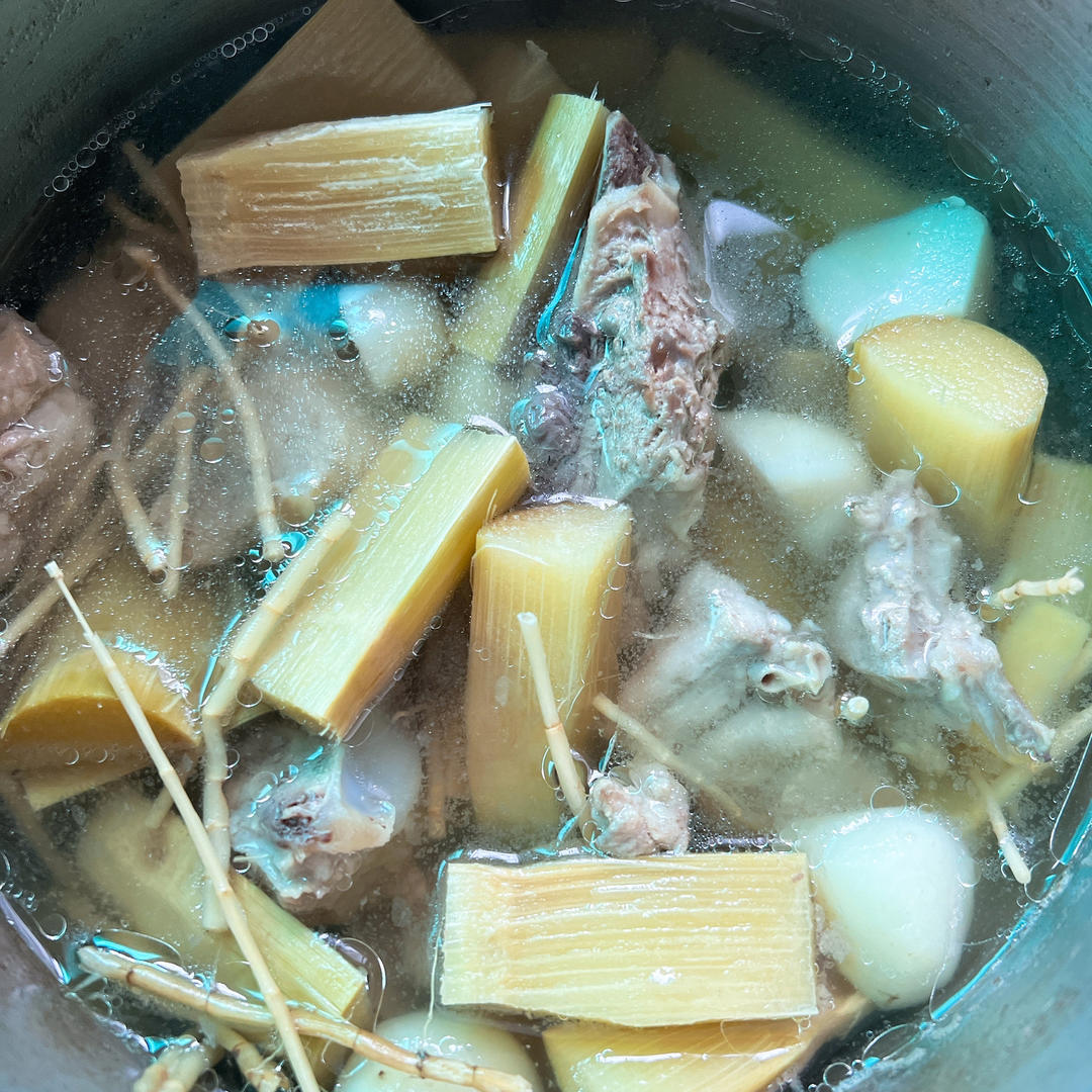 这份广东靓汤帮你清热解毒，消食除胀———甘蔗马蹄茅根骨头汤