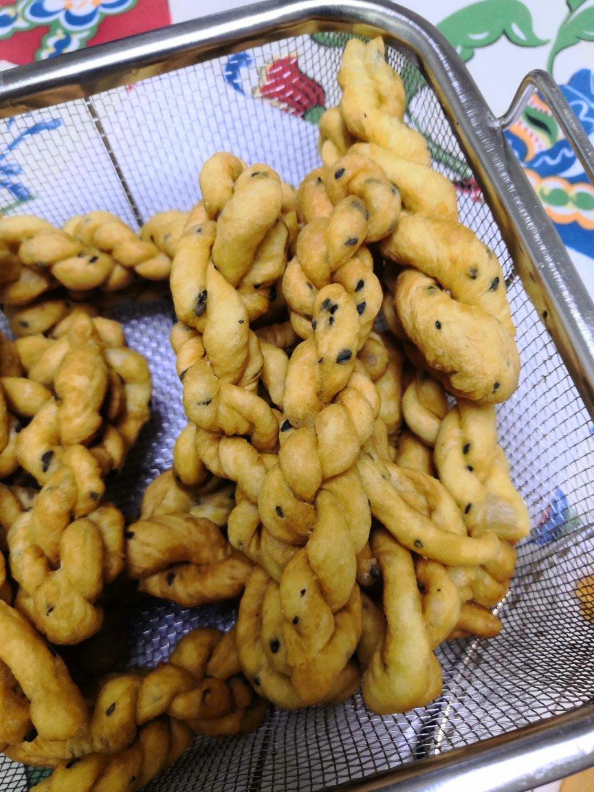 又香又酥鸡蛋小麻花，适合不爱甜食的你