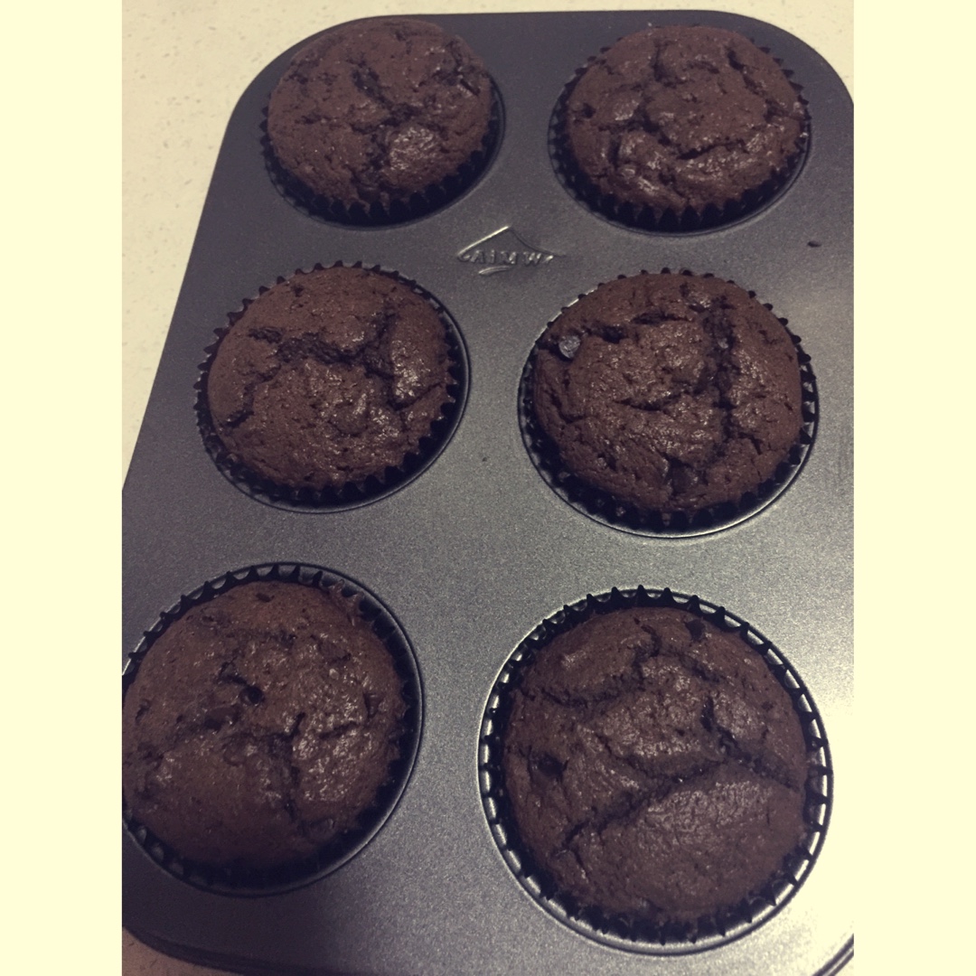 超润巧克力纸杯蛋糕（非常适合裱花、盖糖皮的cupcake方子）