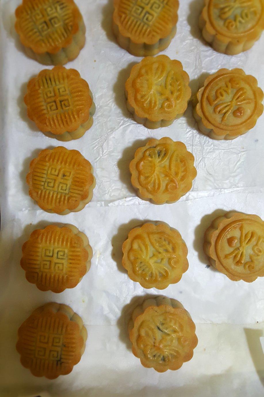 广式月饼—蛋黄芝麻月饼