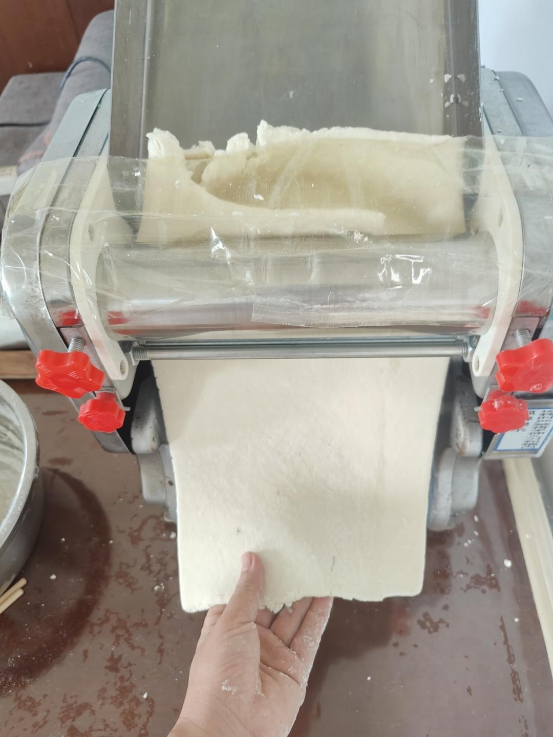 用压面机快速制作饺子皮，家用商用都适宜。