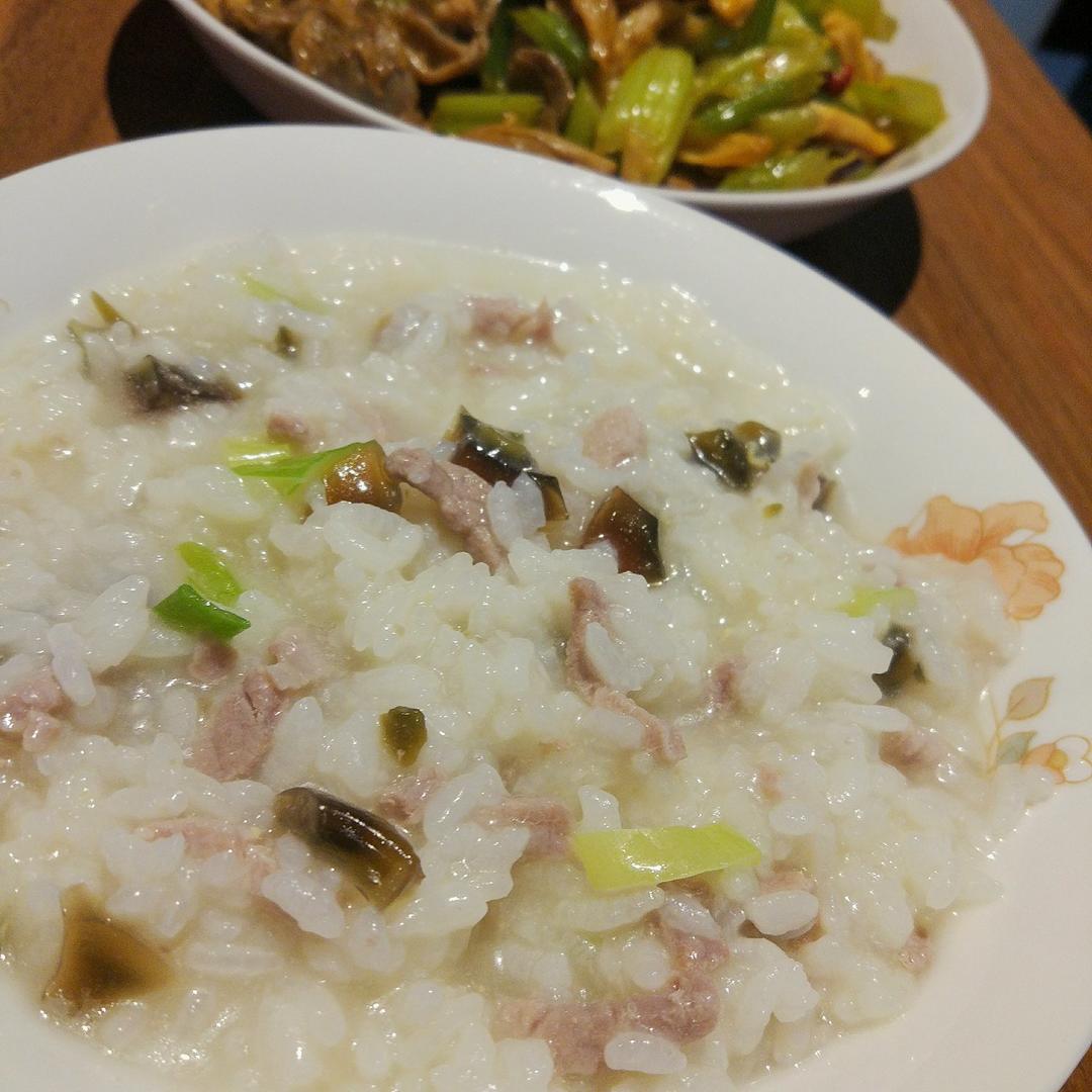 电饭煲版皮蛋瘦肉粥