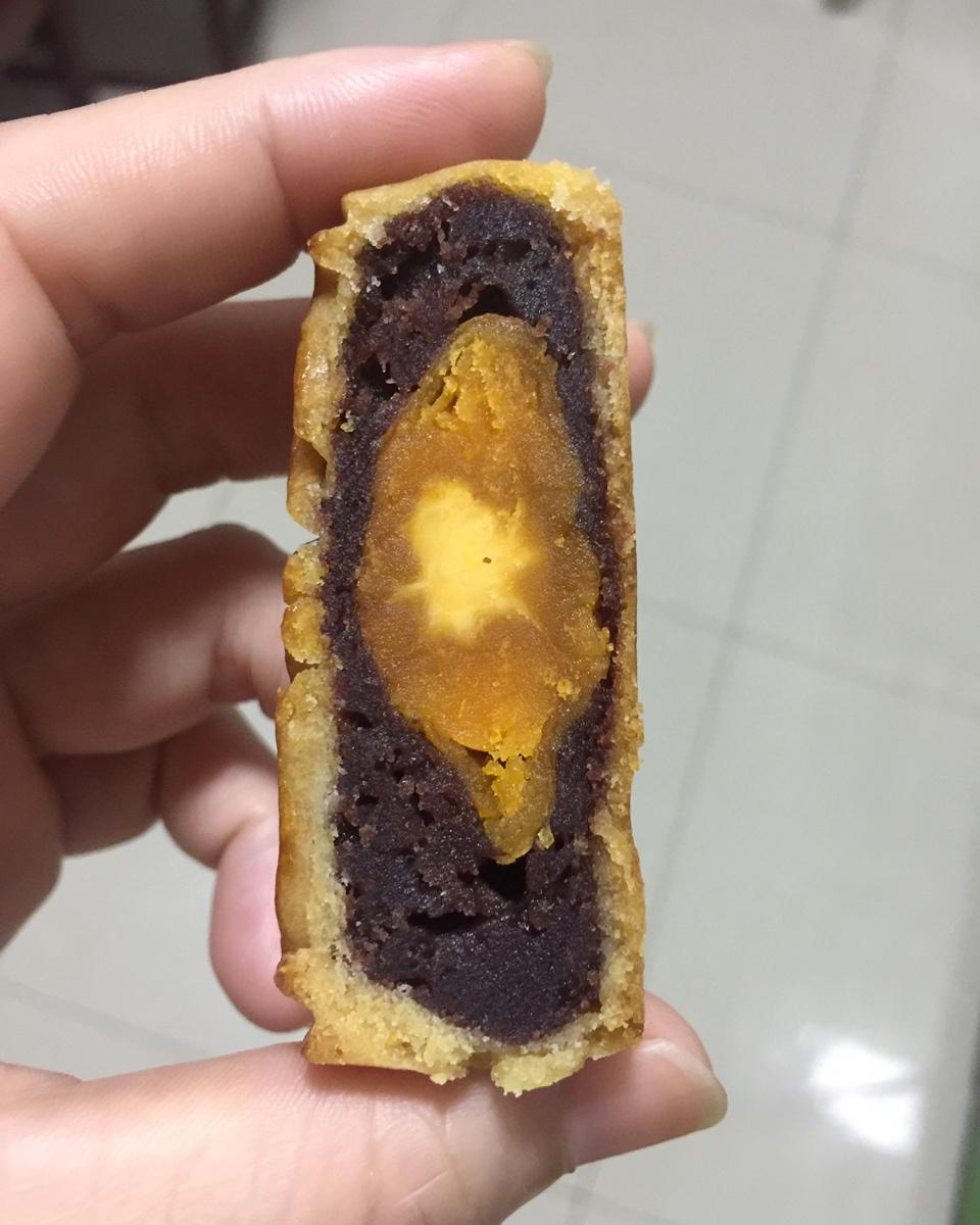 广式月饼－－蛋黄豆沙月饼