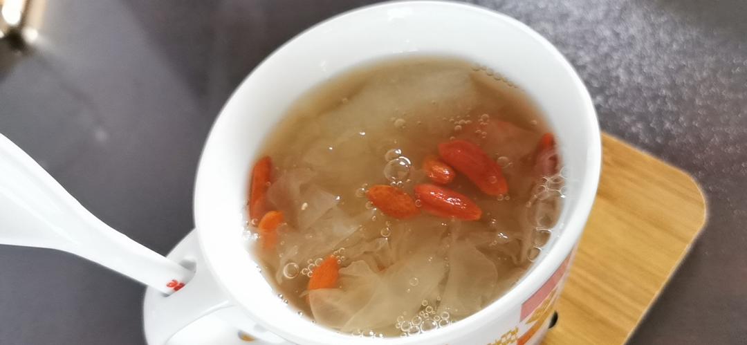 秋季润肺止咳的美食，银耳雪梨汤，软糯易出胶