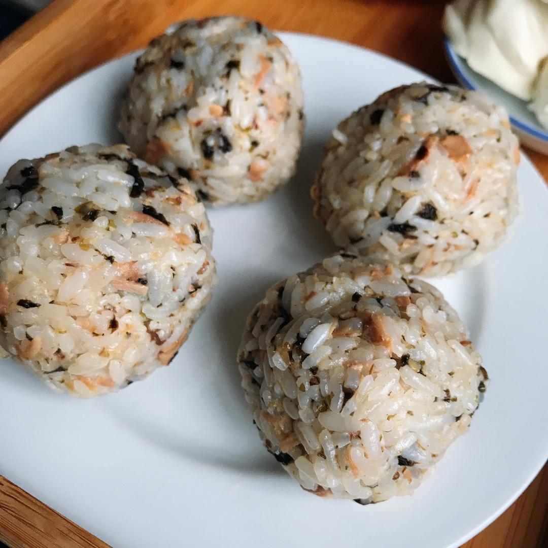 求学中的蜗牛做的韩式金枪鱼海苔拌饭～饭团