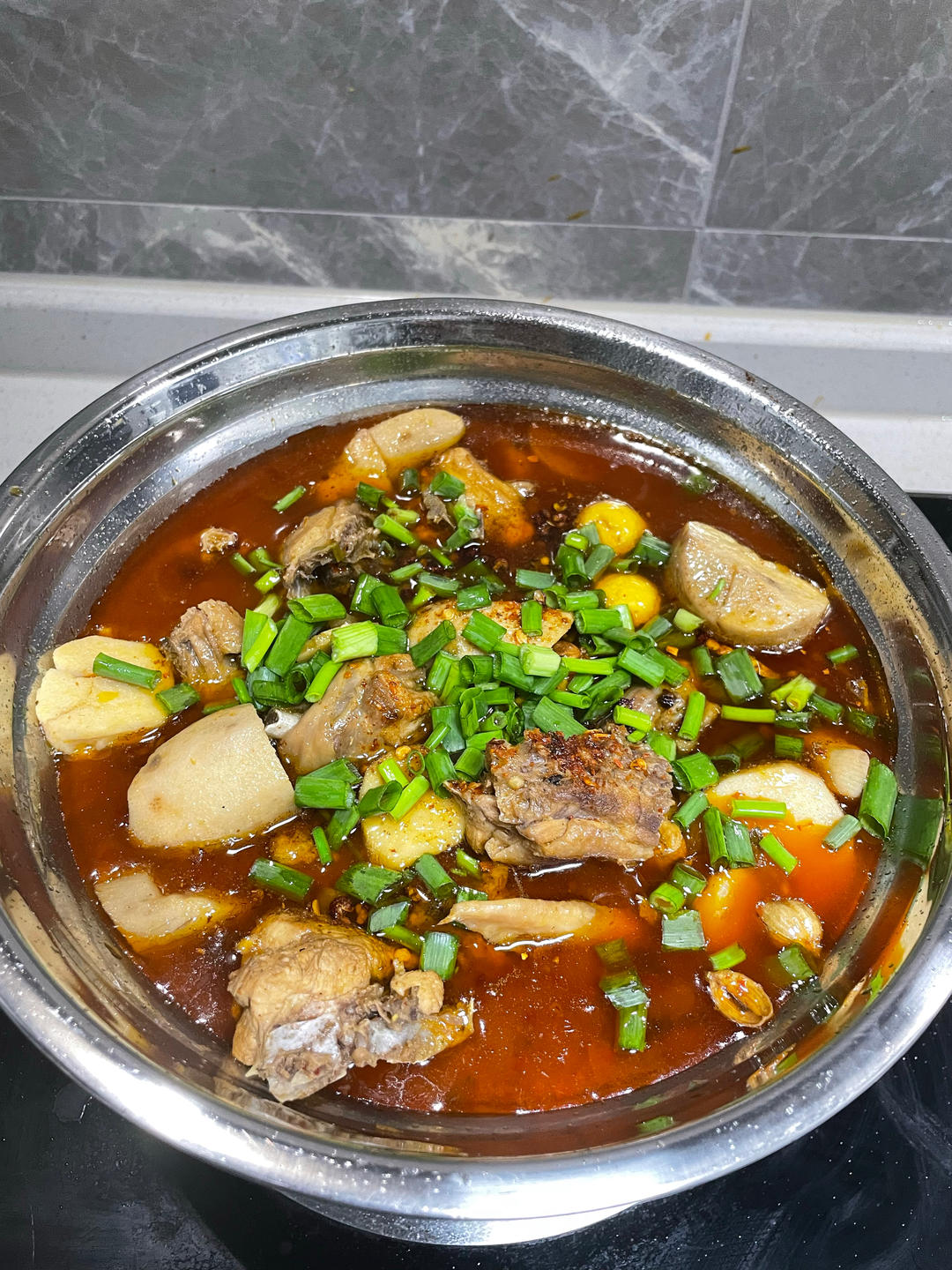 厨师长教你：“芋儿烧鸡”的做法，芋头香糯软烂，鸡肉细嫩脱骨