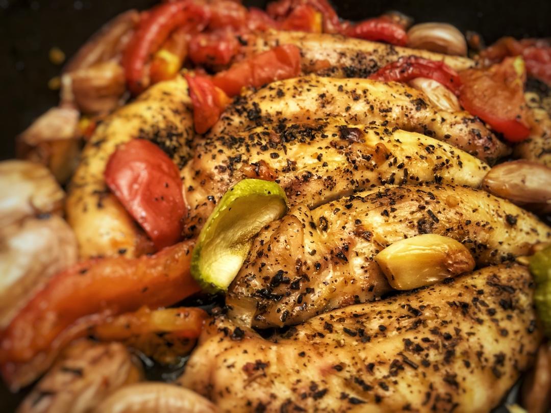 懒人烤箱菜：番茄大蒜罗勒烤鸡腿