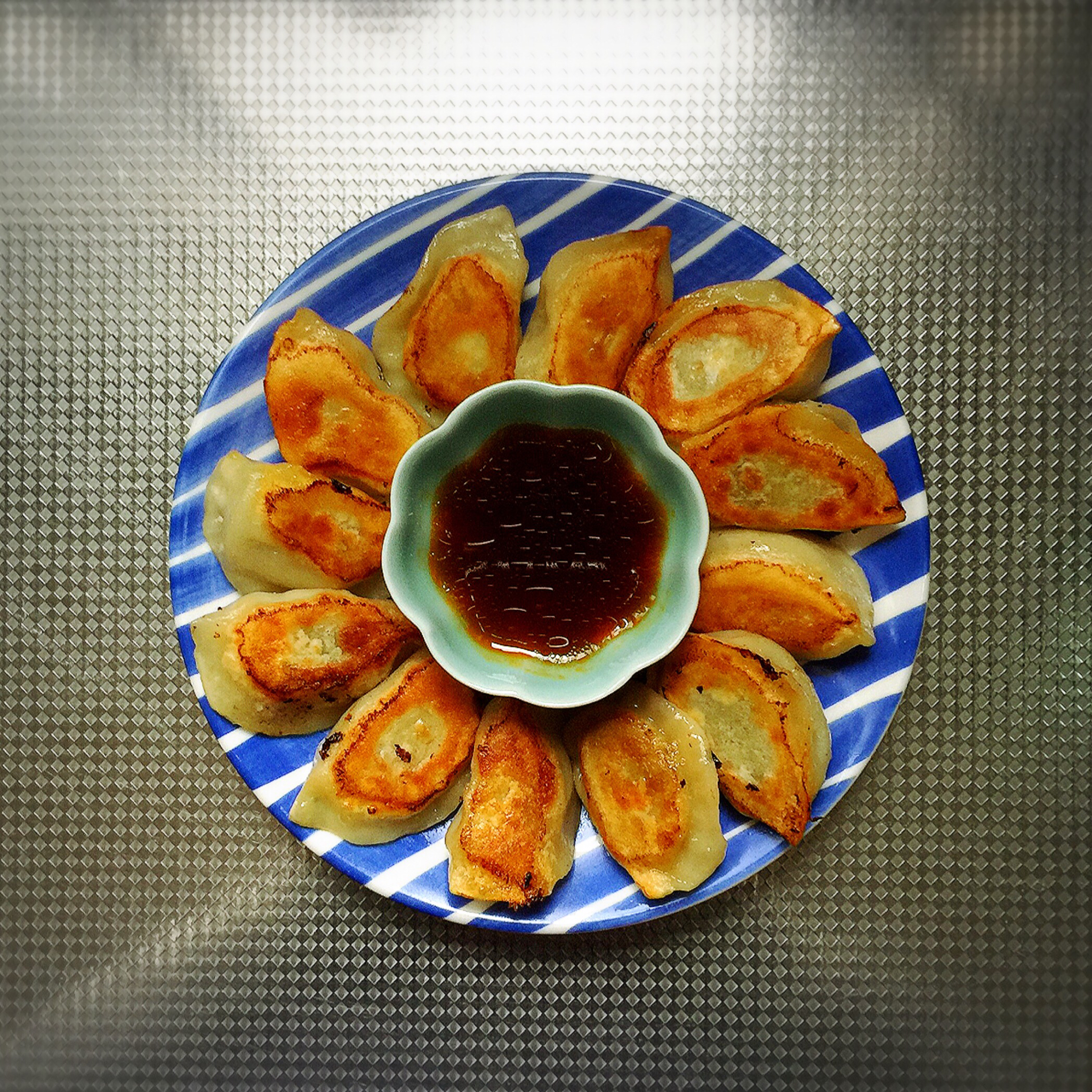 速冻水饺吃腻了吗~变锅贴吧(๑´ڡ`๑)