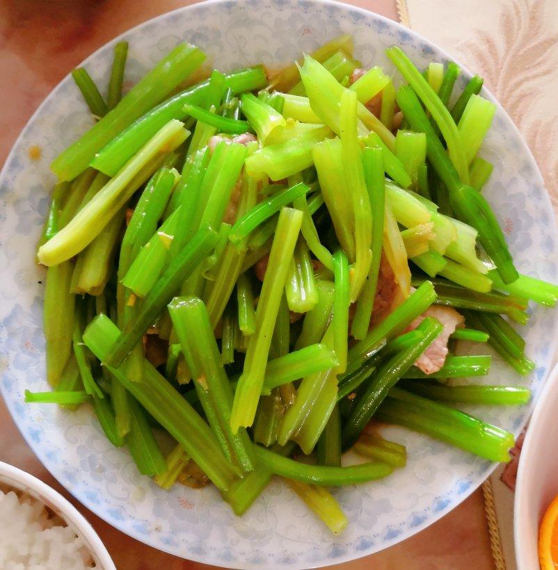 芹菜炒肉的新方法（这样炒出来的芹菜脆，肉丝嫩滑）