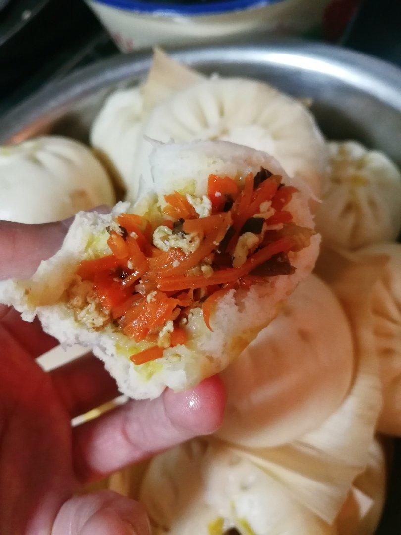杰西哲做的胡萝卜木耳鸡蛋素包子