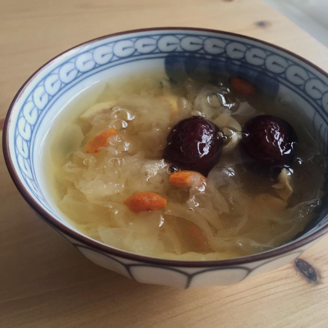 冰糖枸杞银耳羹