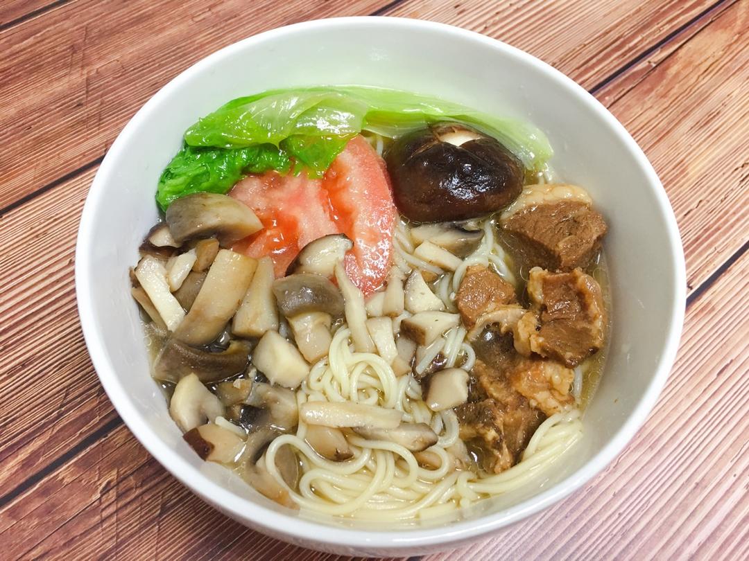 【菌汤面条 看得见的香菇 尝得到的鲜美 这才是真正的菌汤图片】戴明