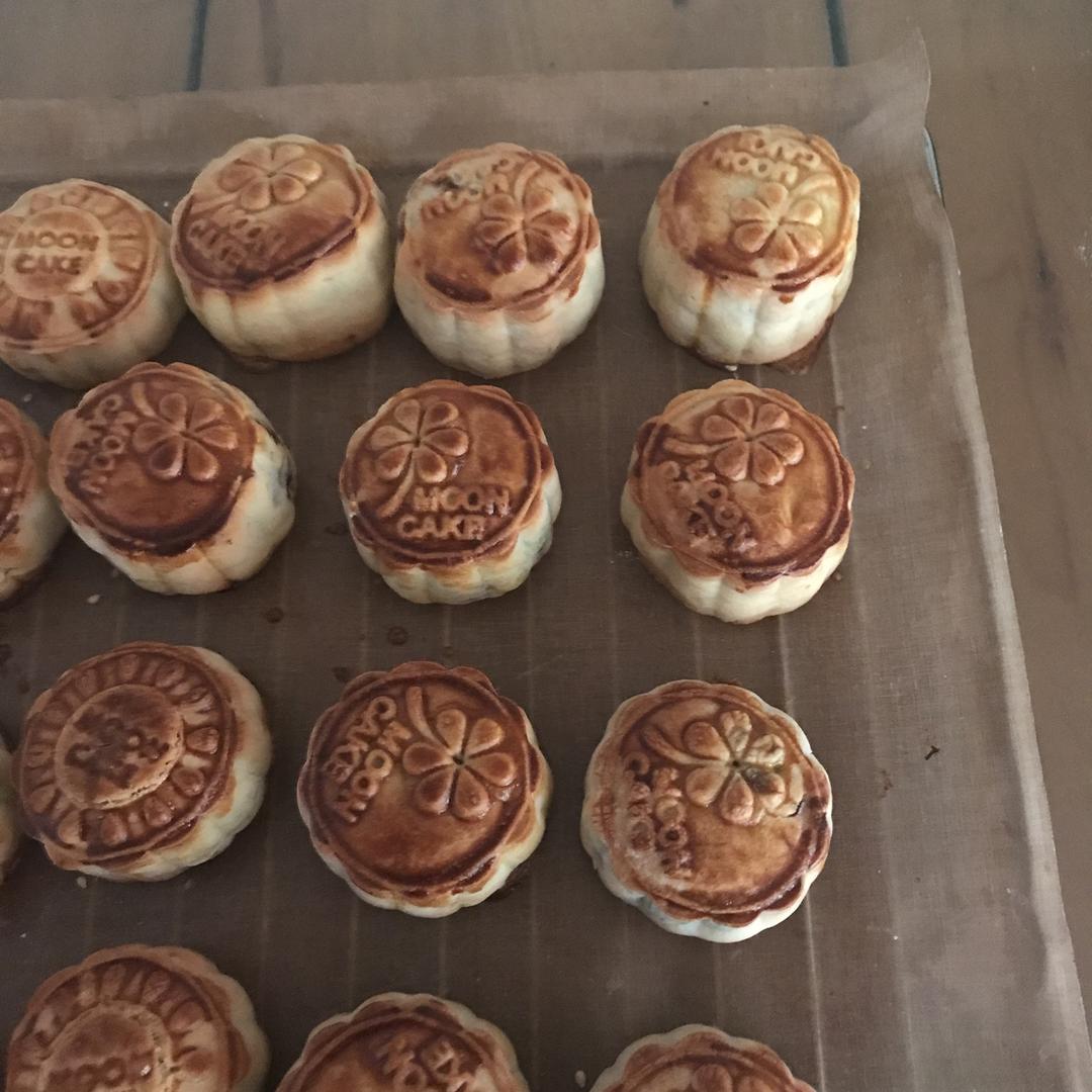 广式月饼—蛋黄莲蓉月饼