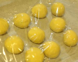 彩虹蛋黄酥（独角兽蛋黄酥）的做法 步骤6