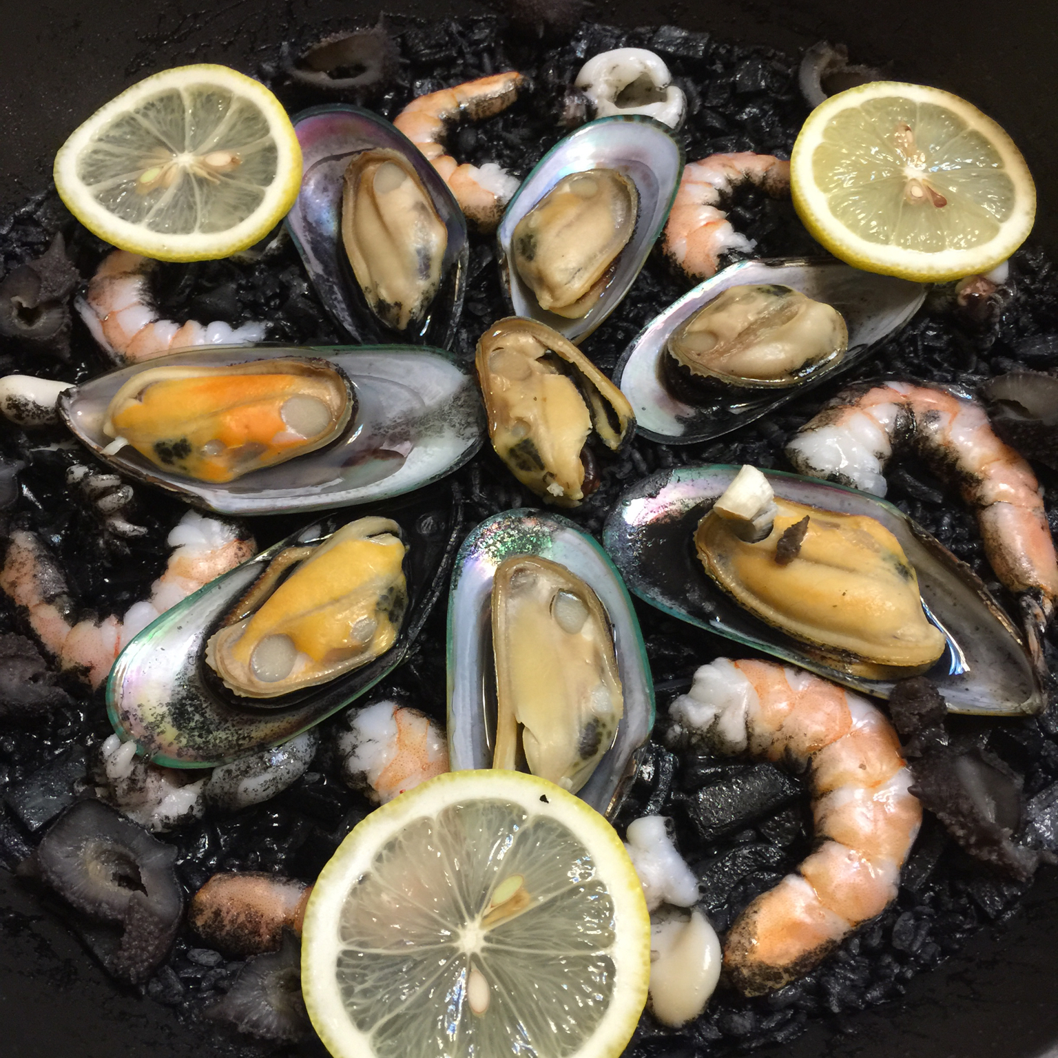西班牙墨鱼汁海鲜饭