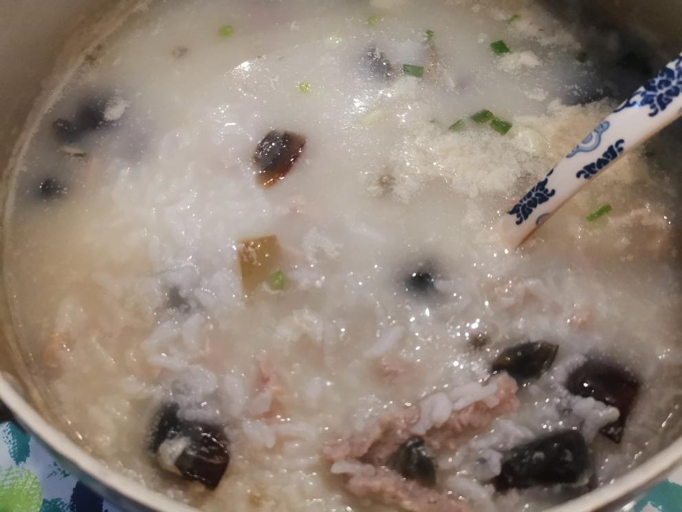 皮蛋瘦肉粥的做法