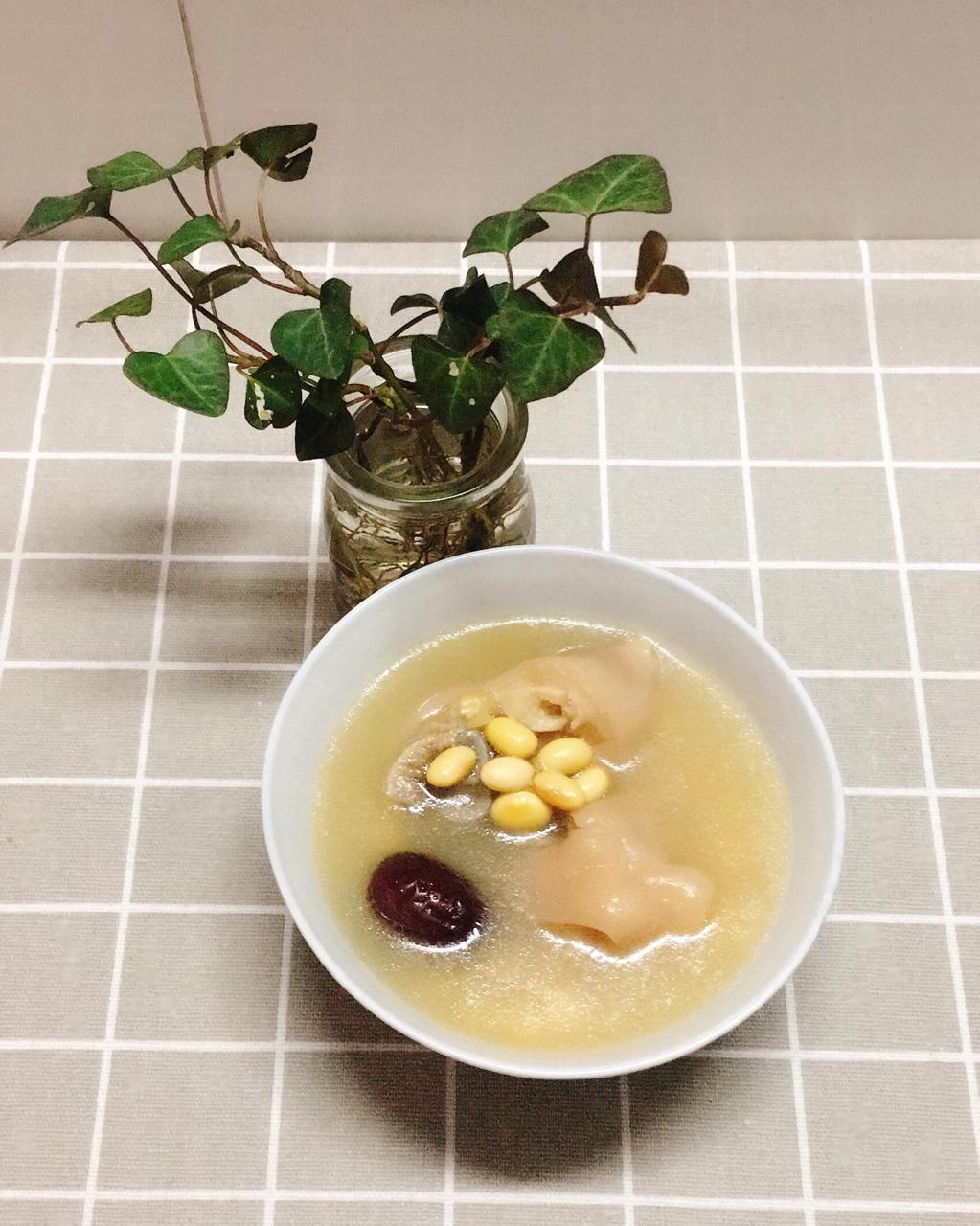 黄豆花生猪脚汤