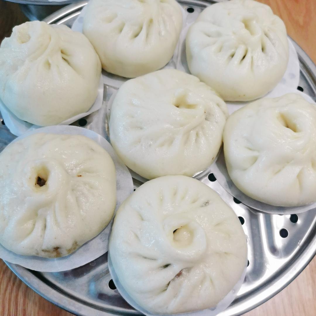 酱肉包升级版（加了点木耳和芹菜 好吃惨了）