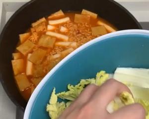 韩式辣炒年糕🇰🇷「15mins快手煮 」将爱吃的都放入这一碗的做法 步骤3