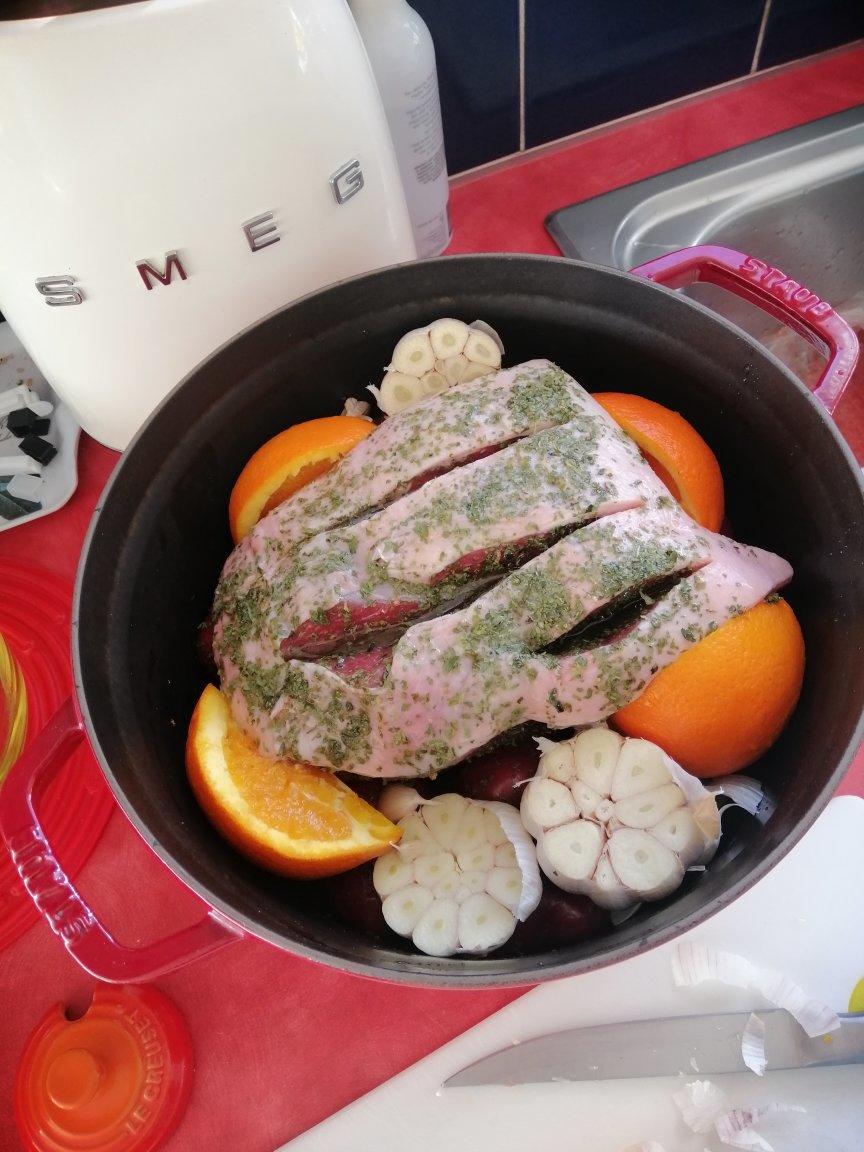 铸铁锅快手大菜慢烤羊腿