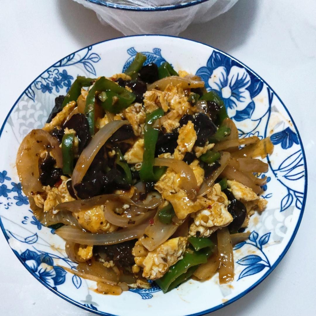 洋葱木耳青椒炒鸡蛋  简单又美味