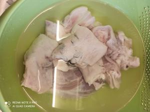 豬蹄黑豆燉湯的做法 步骤4