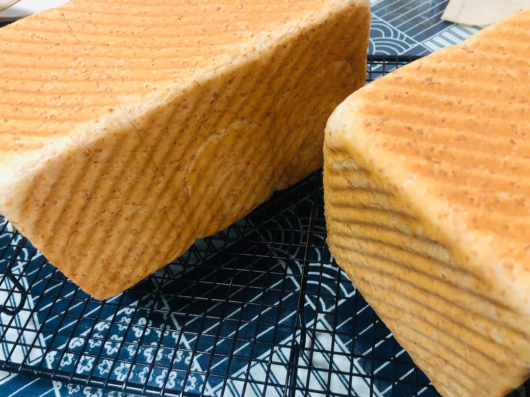 柔软的蜂蜜牛乳全麦吐司