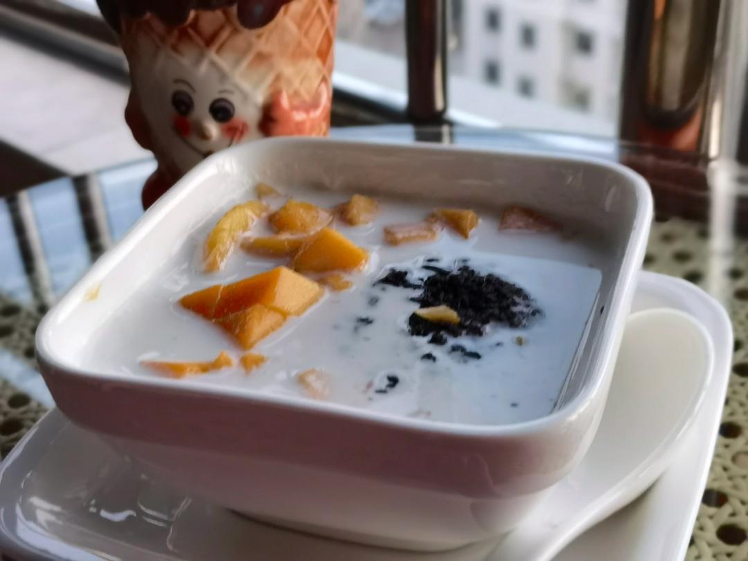 在家自制满记甜品--芒果椰汁黑糯米