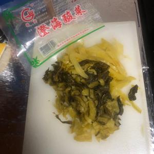 酸菜炒肉（咸菜炒猪肉）的做法 步骤1