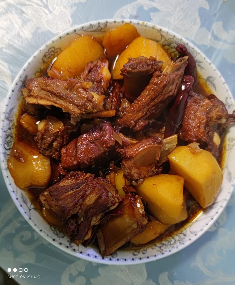土豆烧排骨的做法